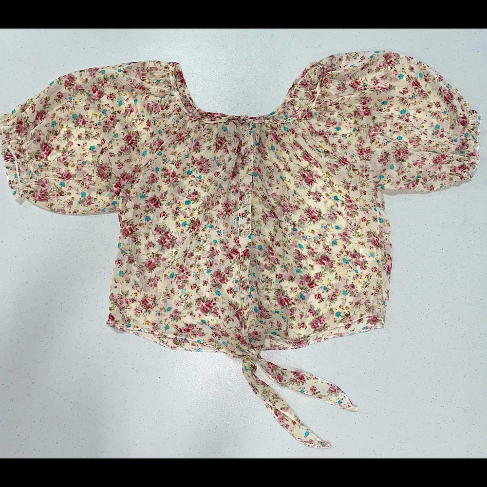 Thin Cropped Floral Blouse